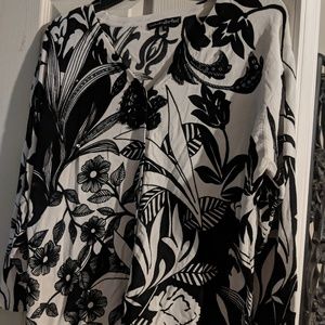 Beautiful 1X floral sweater by Pierri black white